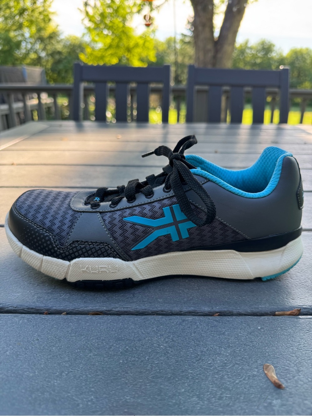 KURU Quantum Sneakers in Urban Concrete, White & Topaz Blue - Picture 2 of 9